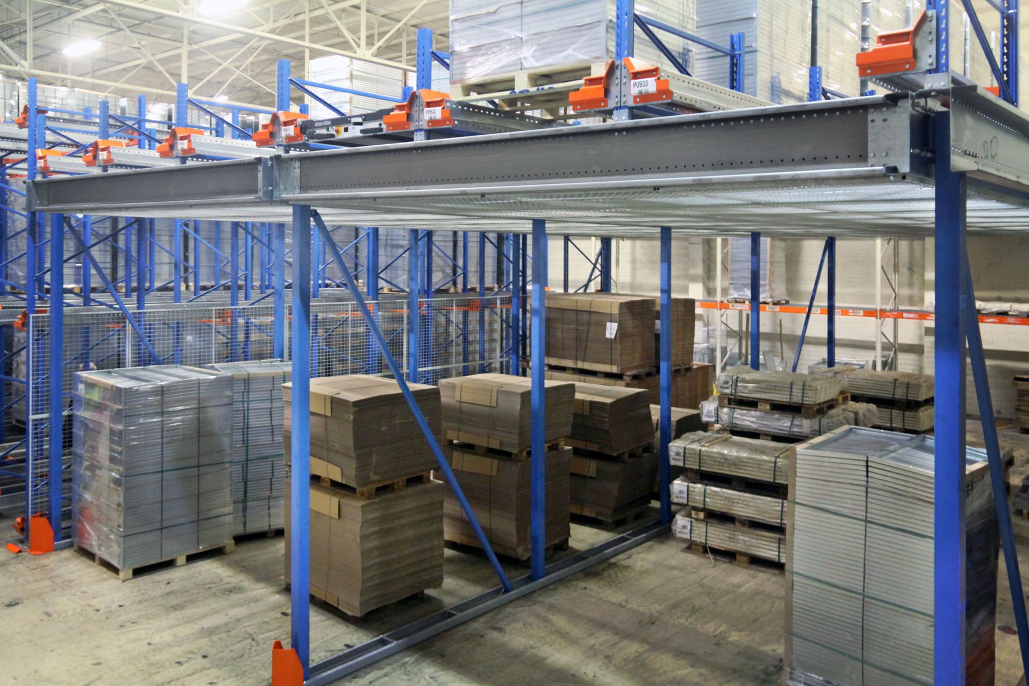 Navette stow Atlas sur une plateforme en mezzanine