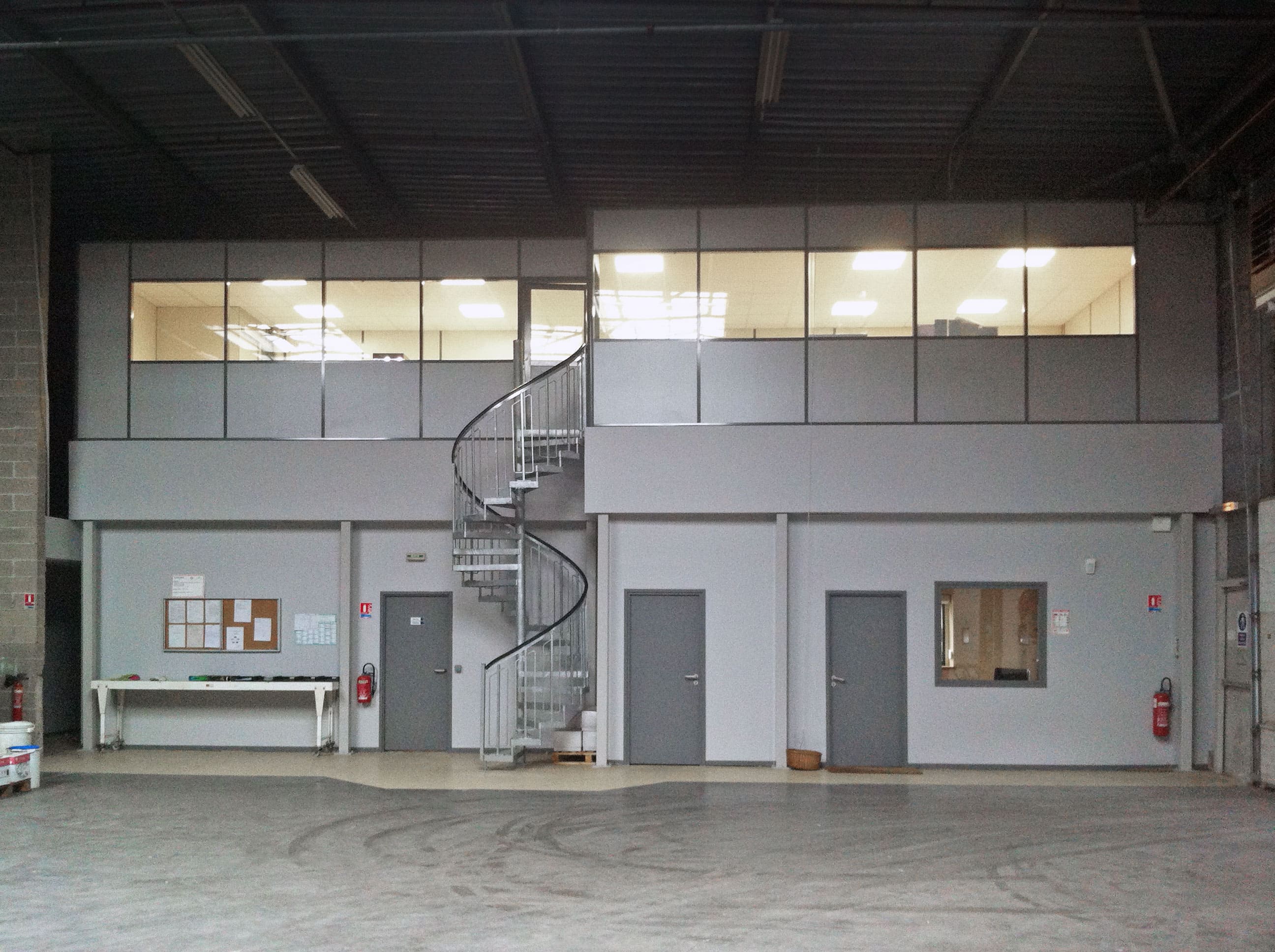 Une plateforme en mezzanine avec des bureaux